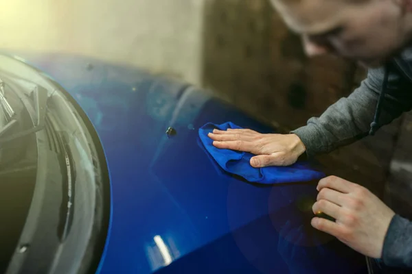 Polishing Car Body Microfiber Applying Nanoceramics — Stockfoto