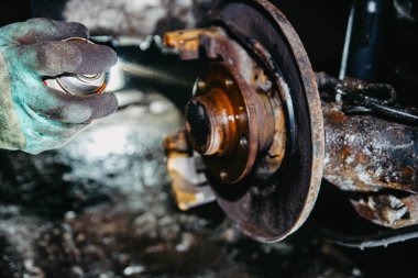 treatment of the hub and brake disc with rust spray, brake cleaner.