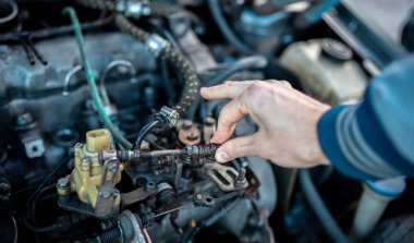 Arabanın yakıt sistemini ayarlıyorum, gaz kablosunu ayarlıyorum..