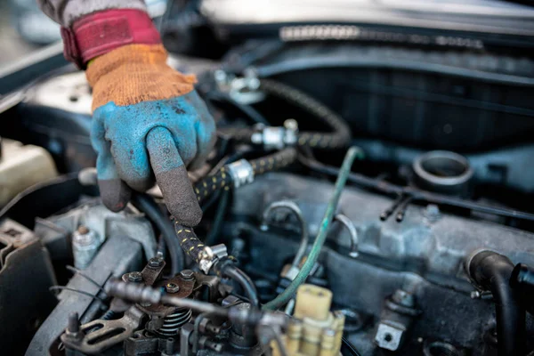 Diagnostics Car Fuel System Checking Fuel Hoses Leaks —  Fotos de Stock