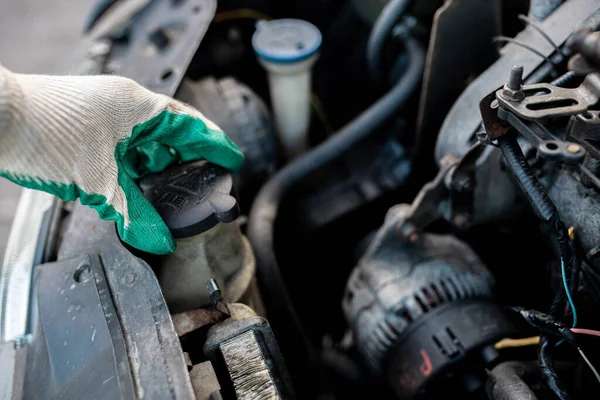 Checking Level Antifreeze Coolant Car High Pressure Radiator Caps — Stock Fotó