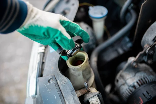 Checking Level Antifreeze Coolant Car High Pressure Radiator Caps — стоковое фото