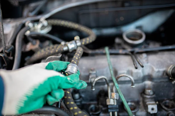 Diagnostics Car Fuel System Checking Fuel Hoses Leaks — Stock fotografie