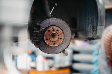 Eski fren diskinin değiştirilmesi, fren sisteminin onarımı