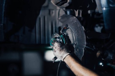 installation of a wheel hub in a car, car service.