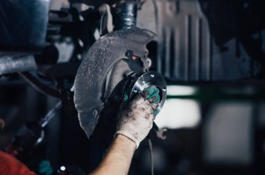 installation of a wheel hub in a car, car service.