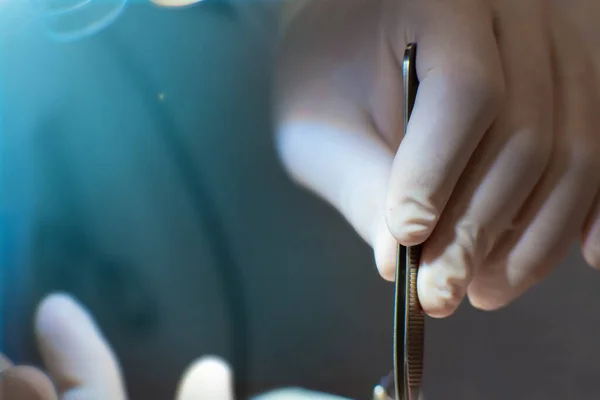 Instrument Chirurgical Dans Les Mains Chirurgien Dans Salle Opération Concept — Photo