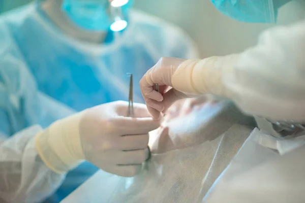 Koncepce Plastické Chirurgie Chirurgické Ruce Přístroji Operačním Sále — Stock fotografie