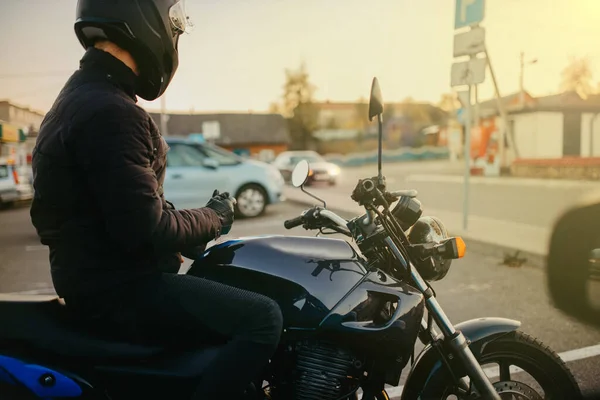 Mężczyzna Motocyklista Siedzi Motocyklu Zachodzie Słońca — Zdjęcie stockowe