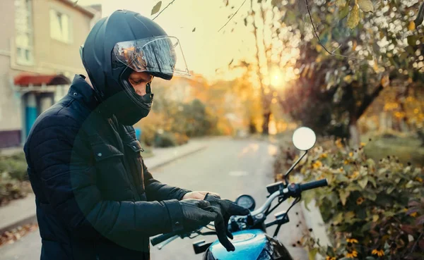Motorcyclist Biker Puts Leather Gloves Riding Motorcycle Sunny Day Warm — Zdjęcie stockowe