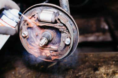 Bakır yağla işlenmiş trampet fren mekanizması. fren servisi