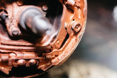 Bakır yağla işlenmiş trampet fren mekanizması. fren servisi