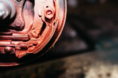 Fren mekanizmasına, pedlere ve fren sisteminin diğer elementlerine bakır yağı püskürtüyorum. Araba kimyasalları, araba bakım ürünleri konsepti.