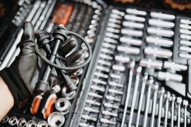 Bir araba motorunun ateşleme sistemi için yüksek voltajlı kablolar bir tamircinin elinde..