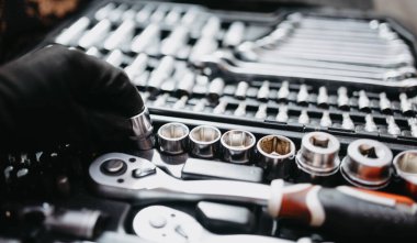 Bir grup otomatik araçtan bir araç anahtarı seçiliyor