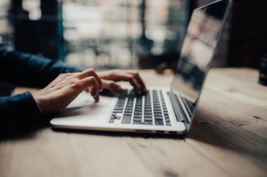 Bir kamyoncuyla köpek biniyor, evcil bir hayvanla seyahat ediyor..