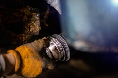 Garajda yeni bir araba sürücüsü var.