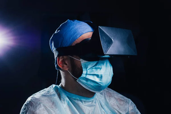 Médico Médico Masculino Óculos Capacete Treinado Realidade Virtual — Fotografia de Stock