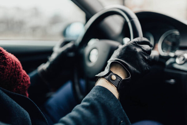 кожаные перчатки для водителя автомобиля.