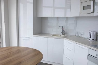 Modern mutfak, beyaz ev aletleri iç mimari..