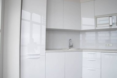 Modern beyaz mutfak iç mimarisi, işlevsel donanımlı mutfak mobilyaları, dahili aletler..