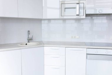 Modern beyaz mutfak iç mimarisi, işlevsel donanımlı mutfak mobilyaları, dahili aletler..
