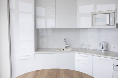 Mutfaktaki ahşap masa..