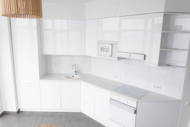 Modern beyaz mutfak iç mimarisi, işlevsel donanımlı mutfak mobilyaları, dahili aletler..