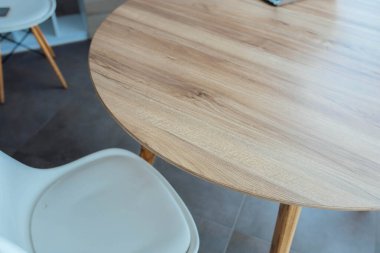 Mutfaktaki ahşap masa..