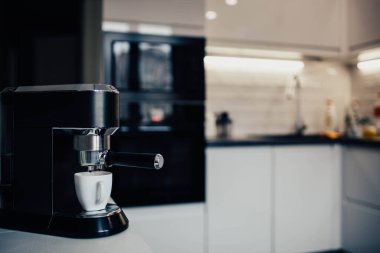 Mutfaktaki kahve makinesinde Americano kahvesi hazırlıyorum..