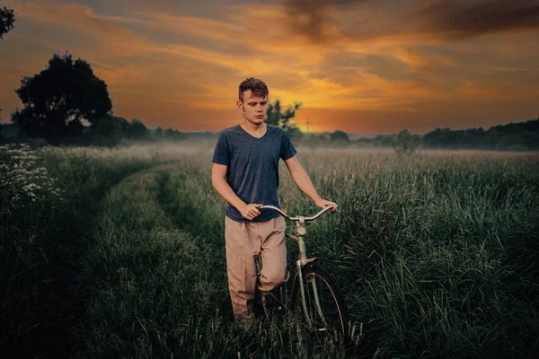 Giovane Cammina Con Una Bicicletta Retrò Lungo Una Strada Campo — Foto Stock