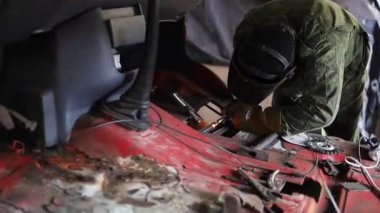 Kamyon tamiratı, alt vücut metali kaynaklama.