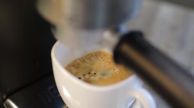 Kahve makinesinde kahve hazırlamak, iki jet espresso dökmek....