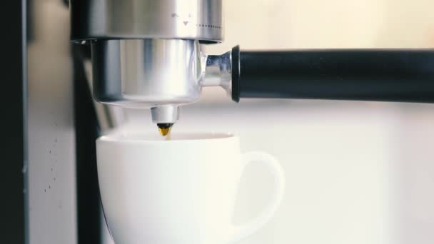 Prepararea Cafelei Espresso Într Filtru Cafea Carob Cafea Proaspătă Într — Videoclip de stoc