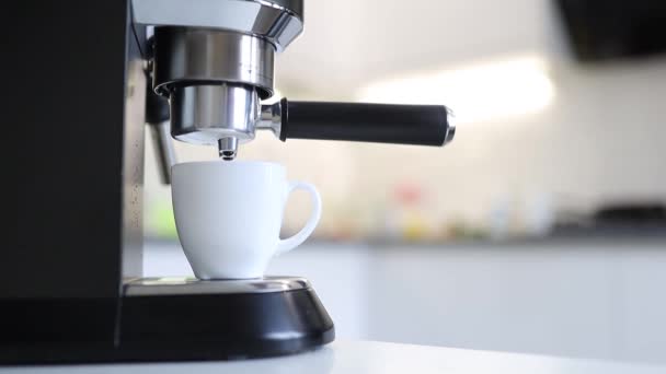 Zubereitung Von Espresso Einer Johannisbrotkaffeemaschine Frischem Kaffee Einer Kaffeemaschine — Stockvideo