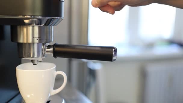 Kahve Makinesinde Kahve Hazırlamak Iki Jet Espresso Dökmek — Stok video