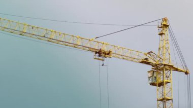 Gökyüzünün arka planına karşı bir vinç çalışması.