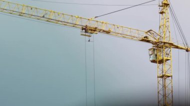 Gökyüzünün arka planına karşı bir vinç çalışması.