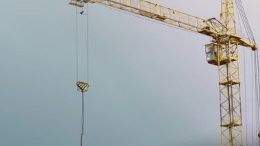 Gökyüzünün arka planına karşı bir vinç çalışması.