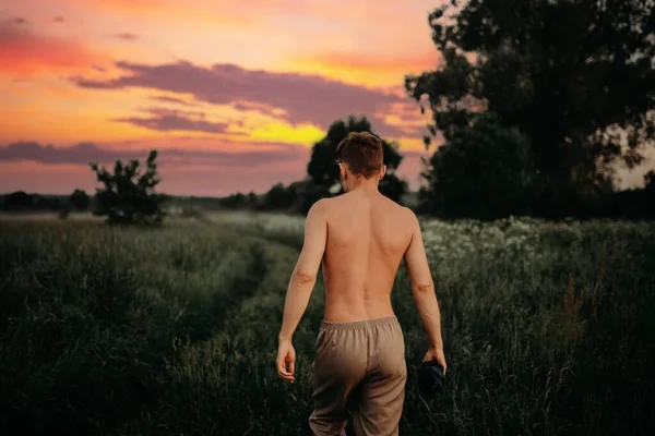 Homem Com Tronco Caminha Longo Uma Estrada Rural Pôr Sol — Fotografia de Stock