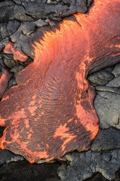Lava Ρέει Πάνω Από Ηφαιστειακό Μαύρο Βράχο — Φωτογραφία Αρχείου