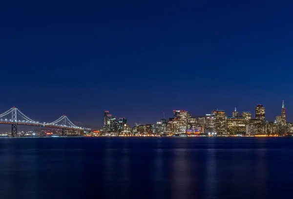 在黄昏的时候看到旧金山在水面对面 — 图库照片