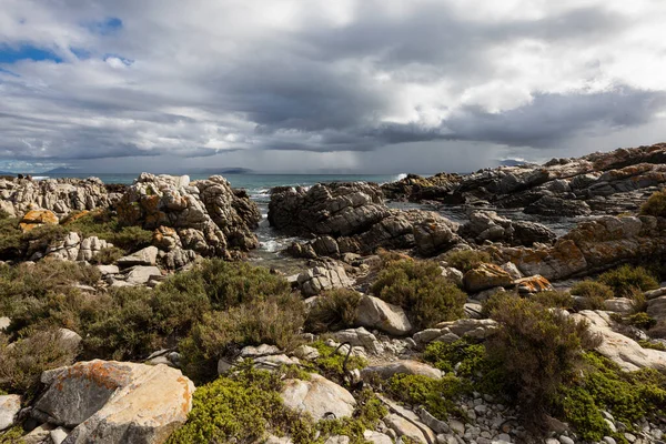 Rotsachtige Grillige Kustlijn Geërodeerde Zandsteen Rots Uitzicht Oceaan — Stockfoto