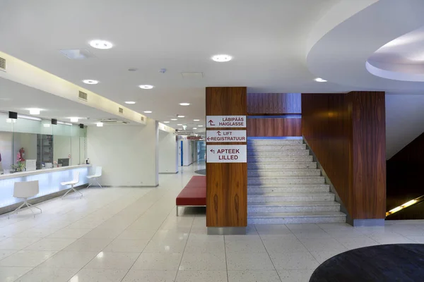 Wartebereich Und Rezeption Einem Modernen Krankenhaus Mit Hinweisschildern Und Treppen — Stockfoto