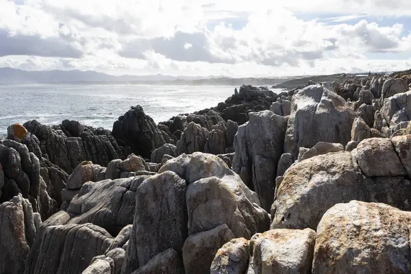 Βράχοι Στην Ακτογραμμή Στο Kelders Θέα Τον Ωκεανό — Φωτογραφία Αρχείου