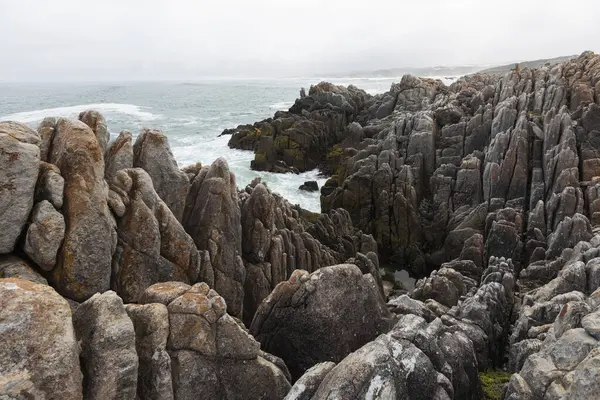 ギザギザの岩とデ ケルダーズビーチの大西洋の岩の海岸線 海岸で破壊された波 — ストック写真