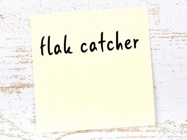 Uçaksavar ateşleyicisini hatırlatma kavramı. Tahta duvarda üzerinde yazı olan sarı yapışkan kağıt.