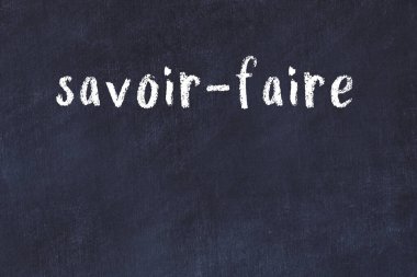 Tebeşir el yazısıyla yazılmış savoir-faire siyah masa üzerinde