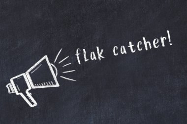 Hoparlör çizimi ve yazılı uçaksavar ateşleyicisi olan siyah karatahta.