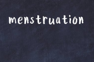 Üzerinde el yazısıyla yazılmış regl kağıtları olan üniversite yazı tahtası.